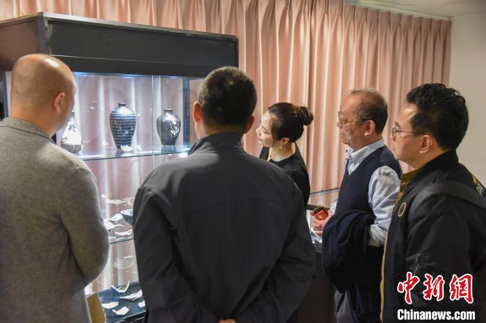 汪星侣(右二)向观众介绍吉州窑瓷器。　范宇斌摄